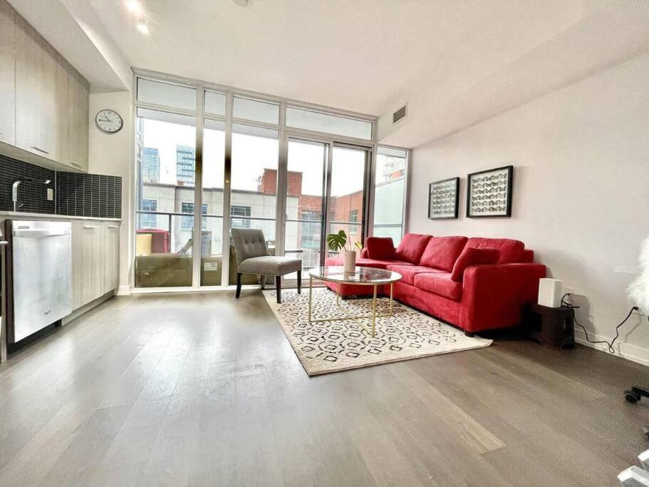 Gorgeous Downtown Condo Торонто Екстериор снимка