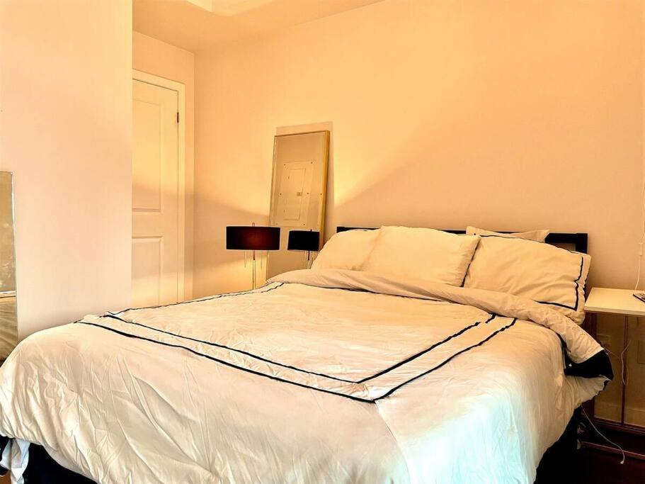 Gorgeous Downtown Condo Торонто Екстериор снимка