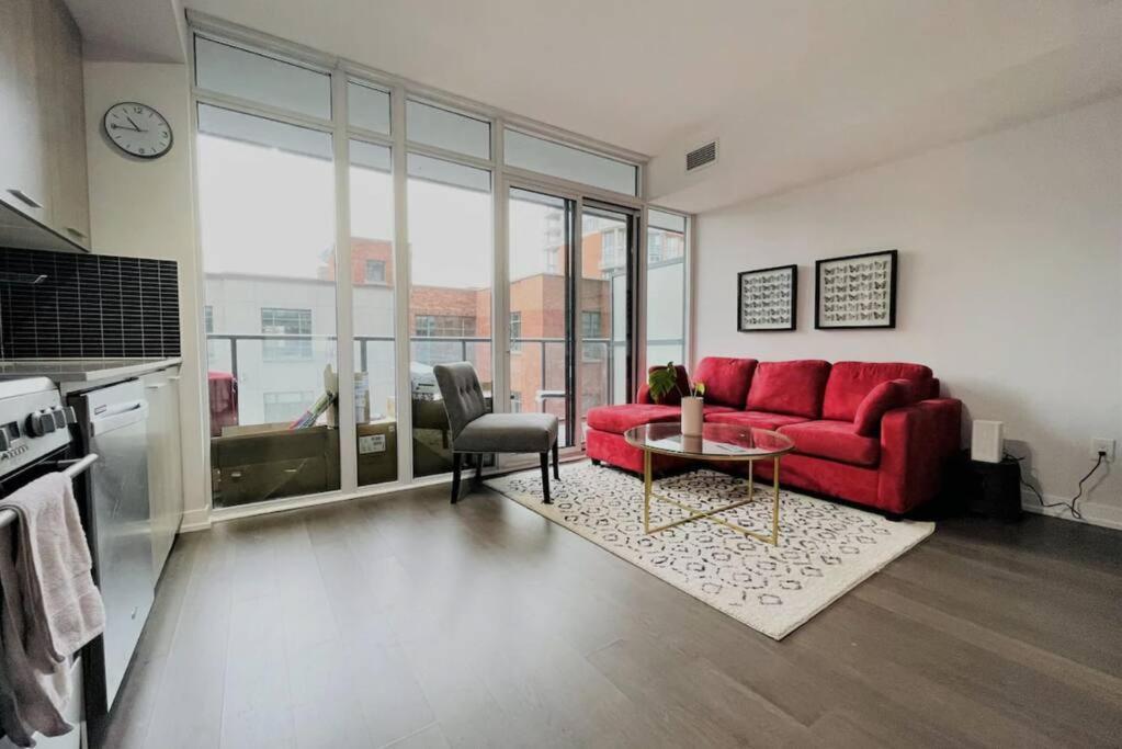 Gorgeous Downtown Condo Торонто Екстериор снимка