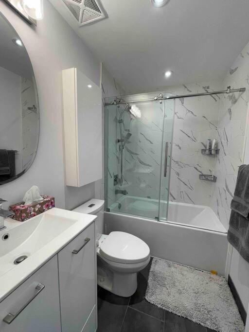 Gorgeous Downtown Condo Торонто Екстериор снимка
