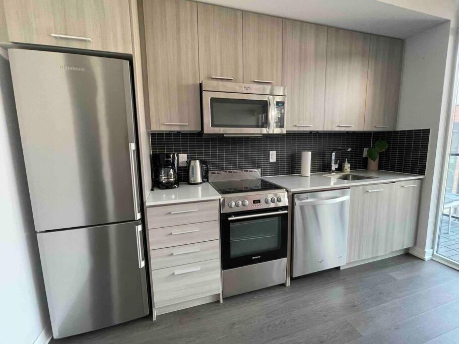 Gorgeous Downtown Condo Торонто Екстериор снимка