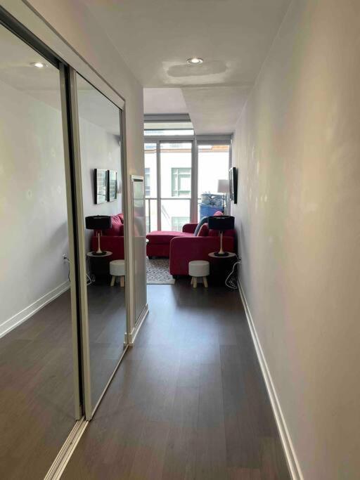 Gorgeous Downtown Condo Торонто Екстериор снимка